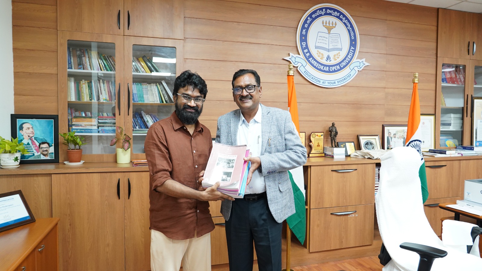 ఈ సినిమా ఫేం రాహుల్ రామకృష్ణ అంబేద్కర్ ఓపెన్ వర్సిటీ డిగ్రీ కోర్సులో చేరిక, పుస్తకాలు అందించి నటుడిని అభినందించిన వీసీ