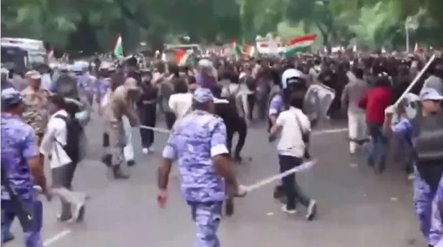 Chalo Sansad: जंतर मंतर के पास हाईटेंशन, कॉकरोच जनता पार्टी कार्यकर्ताओं पर लाठीचार्ज