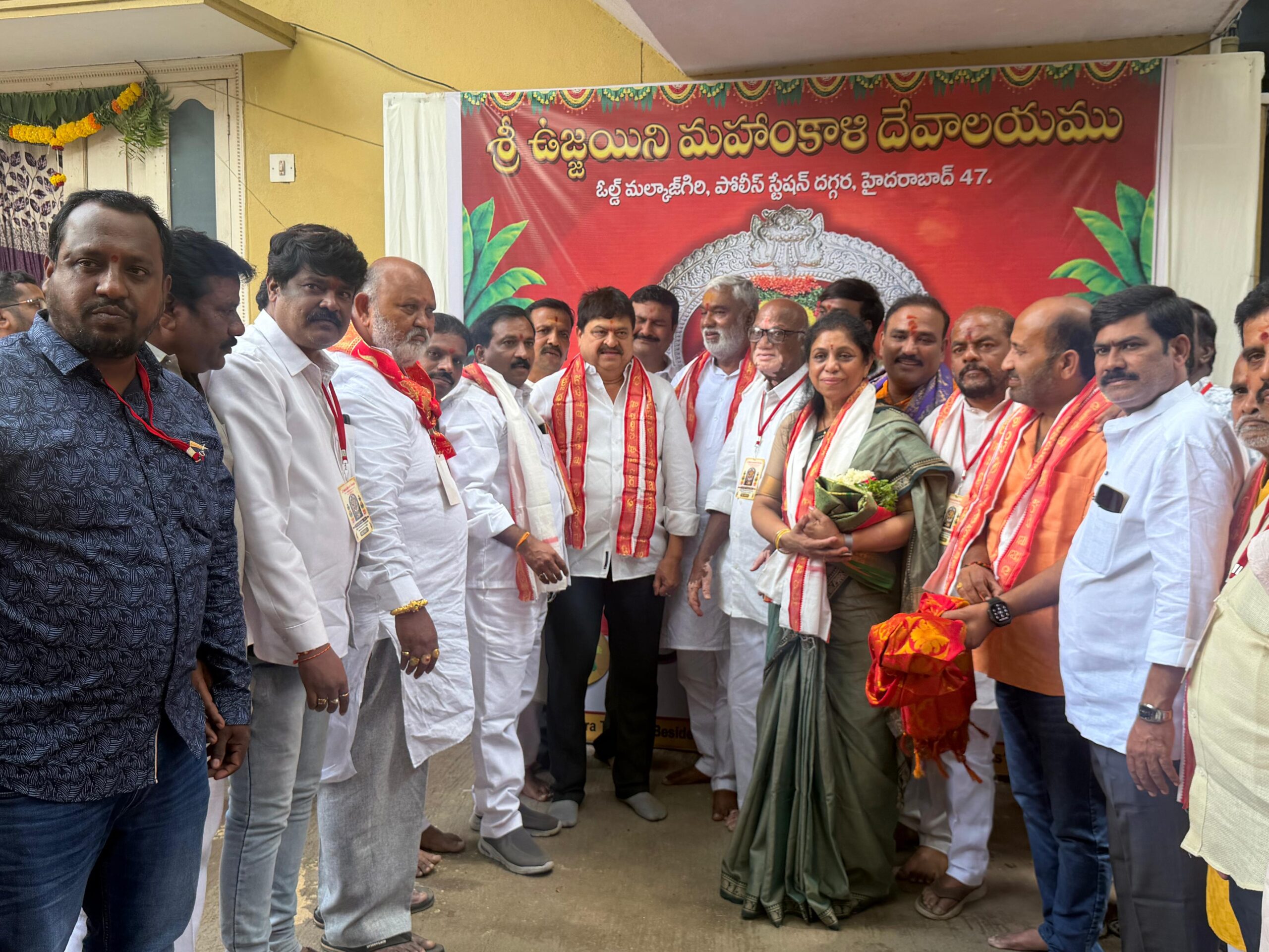 తెలంగాణ రాష్ట్ర బీజేపీ అధ్యక్షులు ఎన్. రాంచందర్ రావు బోనాల ఉత్సవాల్లో పాల్గొని అమ్మవారికి ప్రత్యేక పూజలు