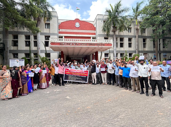 వెంటనే పీఆర్సీ అమలు, పాత పెన్షన్ విధానం తేవాలంటూ అంబేద్కర్ వర్షీటీలో ఉద్యోగుల ఉద్యోగుల ఆందోళన