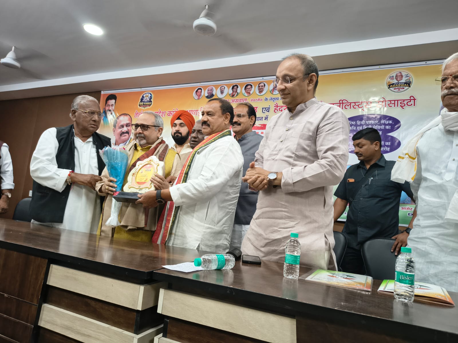 हिंदी दिवस का भव्य आयोजन, विनयवीर स्मारक पुरस्कार से प्रो. ऋृषभदेव शर्मा सम्मानित, आपको भी मिले हैं ये अवार्ड, ये रहे मुख्य अतिथि और अन्य वक्ता (फोटो)