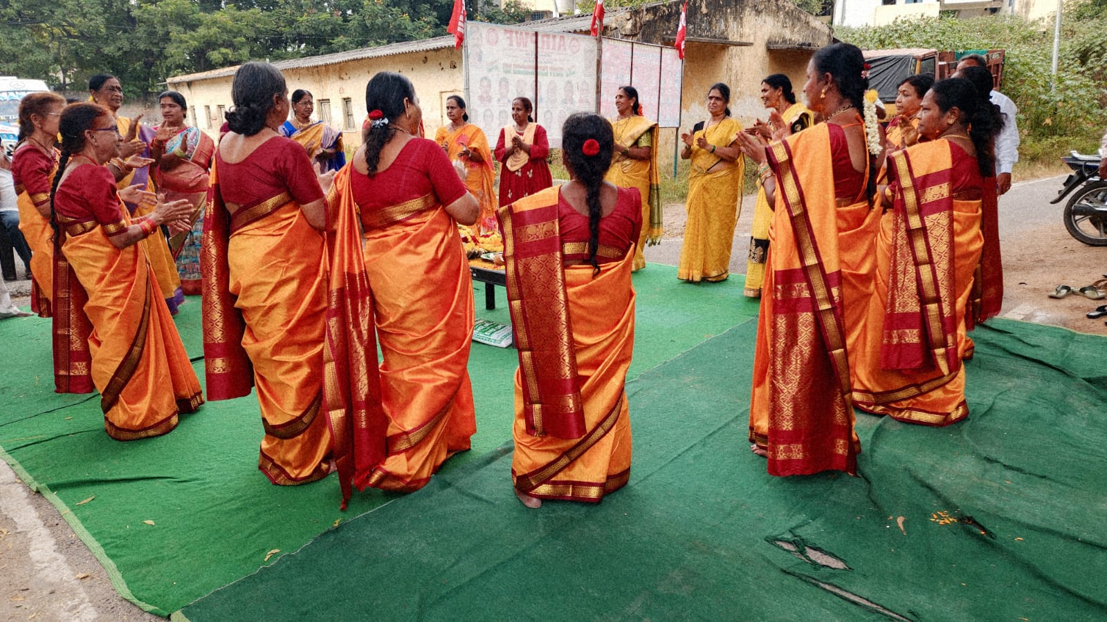 AIRRF ఆధ్వర్యంలో ఘనంగా బతుకమ్మ వేడుకలు, పూలతో అలంకరించిన బతుకమ్మల చుట్టూ ఆటపాటలతో సందడి చేసిన మహిళలు